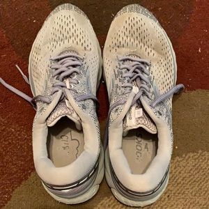 Women’s tennis shoes